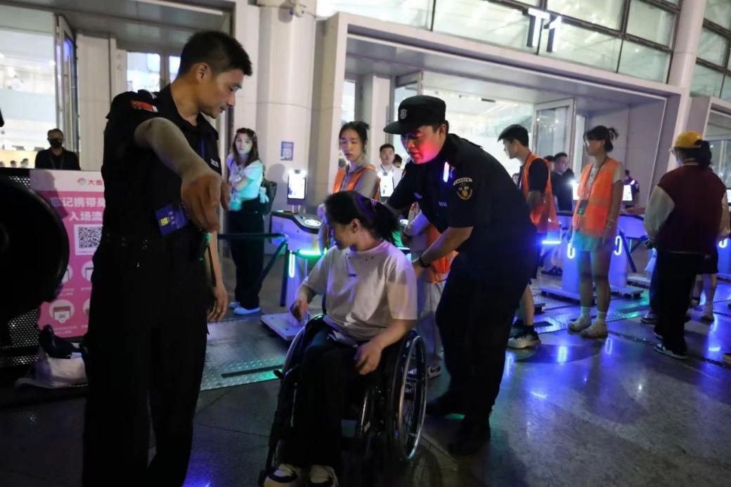 C:/Users/Administrator/Desktop/“安保鐵軍、硬核保障”2024系列報道四十二——南京市保安服務(wù)有限公司成功護航張碧晨「今兒個開心」十周年巡回演唱會南京站安保任務(wù)/5.jpg5