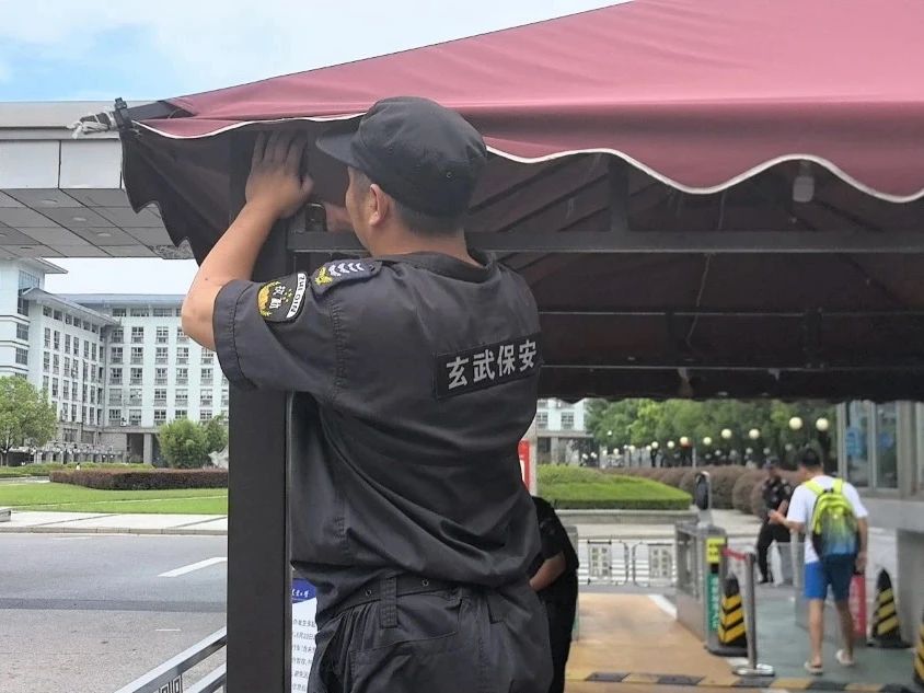 C:/Users/Administrator/Desktop/臺風“貝碧嘉”來襲，南京保安積極應對，“守”護萬家團圓！/6.jpg6