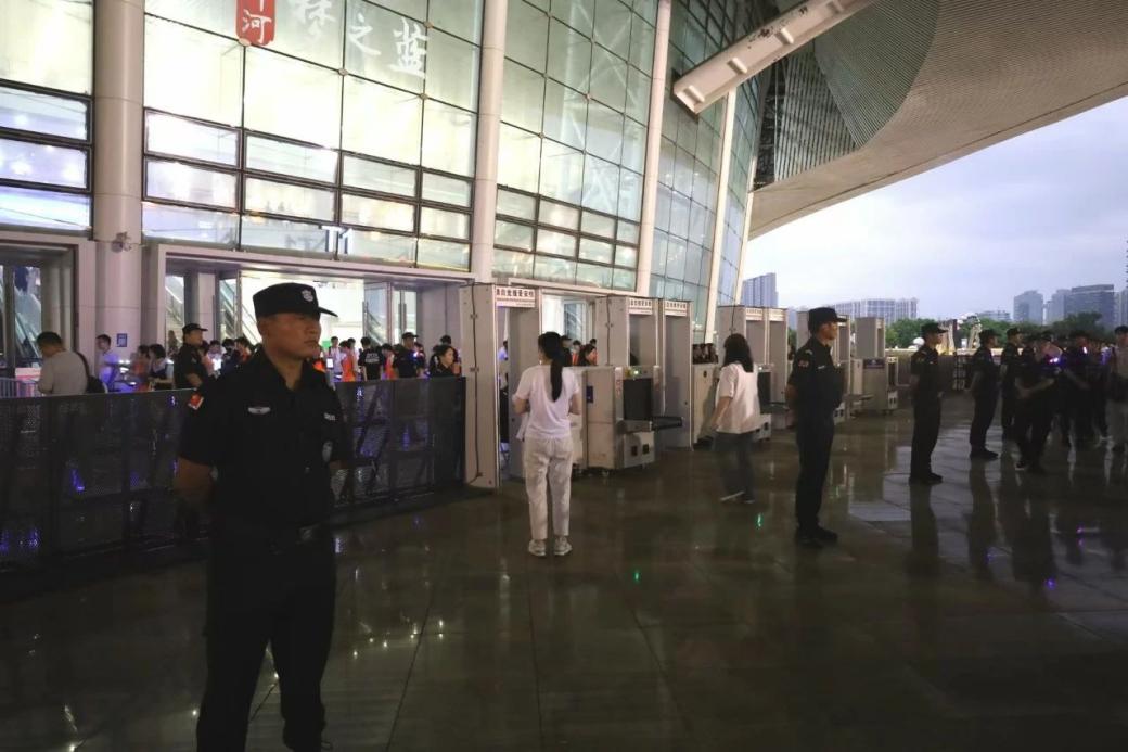 C:/Users/Administrator/Desktop/“安保鐵軍、硬核保障”2024系列報道四十二——南京市保安服務(wù)有限公司成功護航張碧晨「今兒個開心」十周年巡回演唱會南京站安保任務(wù)/3.jpg3