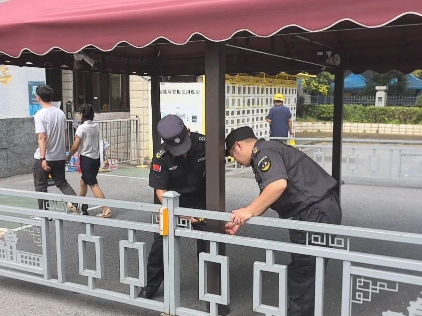 C:/Users/Administrator/Desktop/臺風“貝碧嘉”來襲，南京保安積極應對，“守”護萬家團圓！/4.jpg4