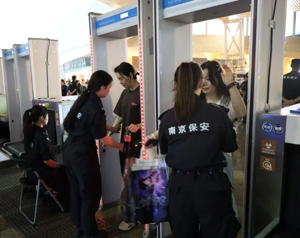 C:/Users/Administrator/Desktop/“安保鐵軍、硬核保障”2024系列報道四十二——南京市保安服務(wù)有限公司成功護航張碧晨「今兒個開心」十周年巡回演唱會南京站安保任務(wù)/2.jpg2