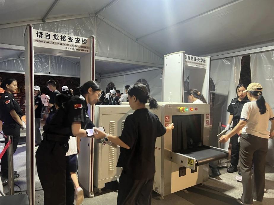 C:/Users/Administrator/Desktop/臺風“貝碧嘉”來襲，南京保安積極應對，“守”護萬家團圓！/9.jpg9