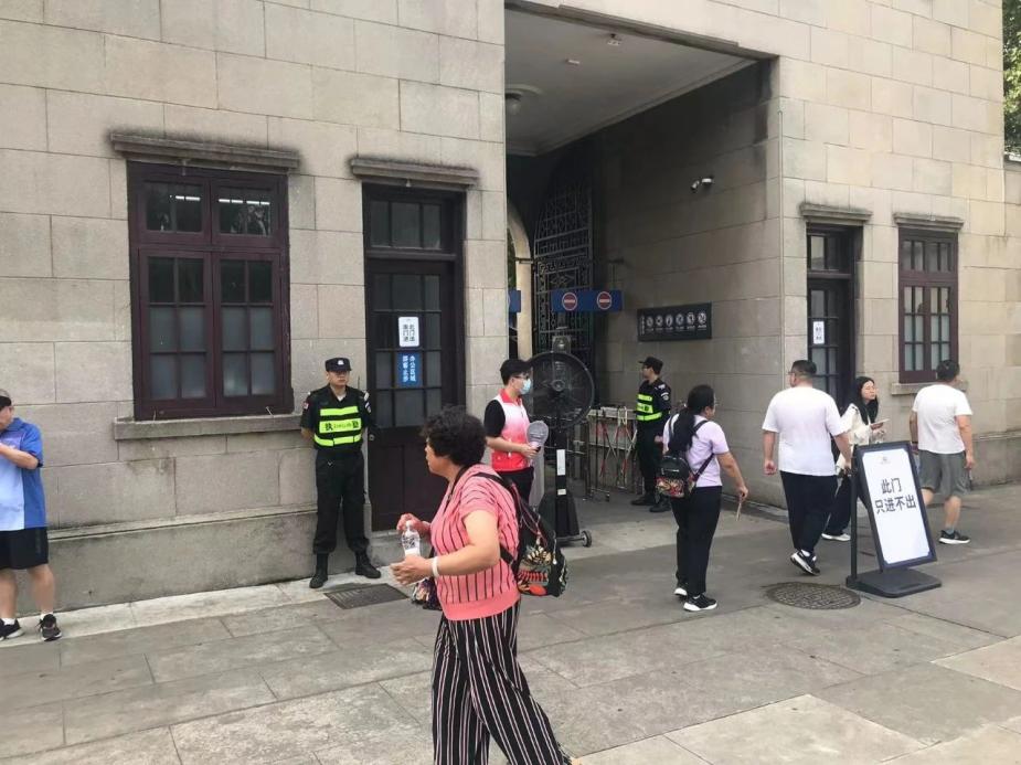 C:/Users/Administrator/Desktop/臺風“貝碧嘉”來襲，南京保安積極應對，“守”護萬家團圓！/8.jpg8