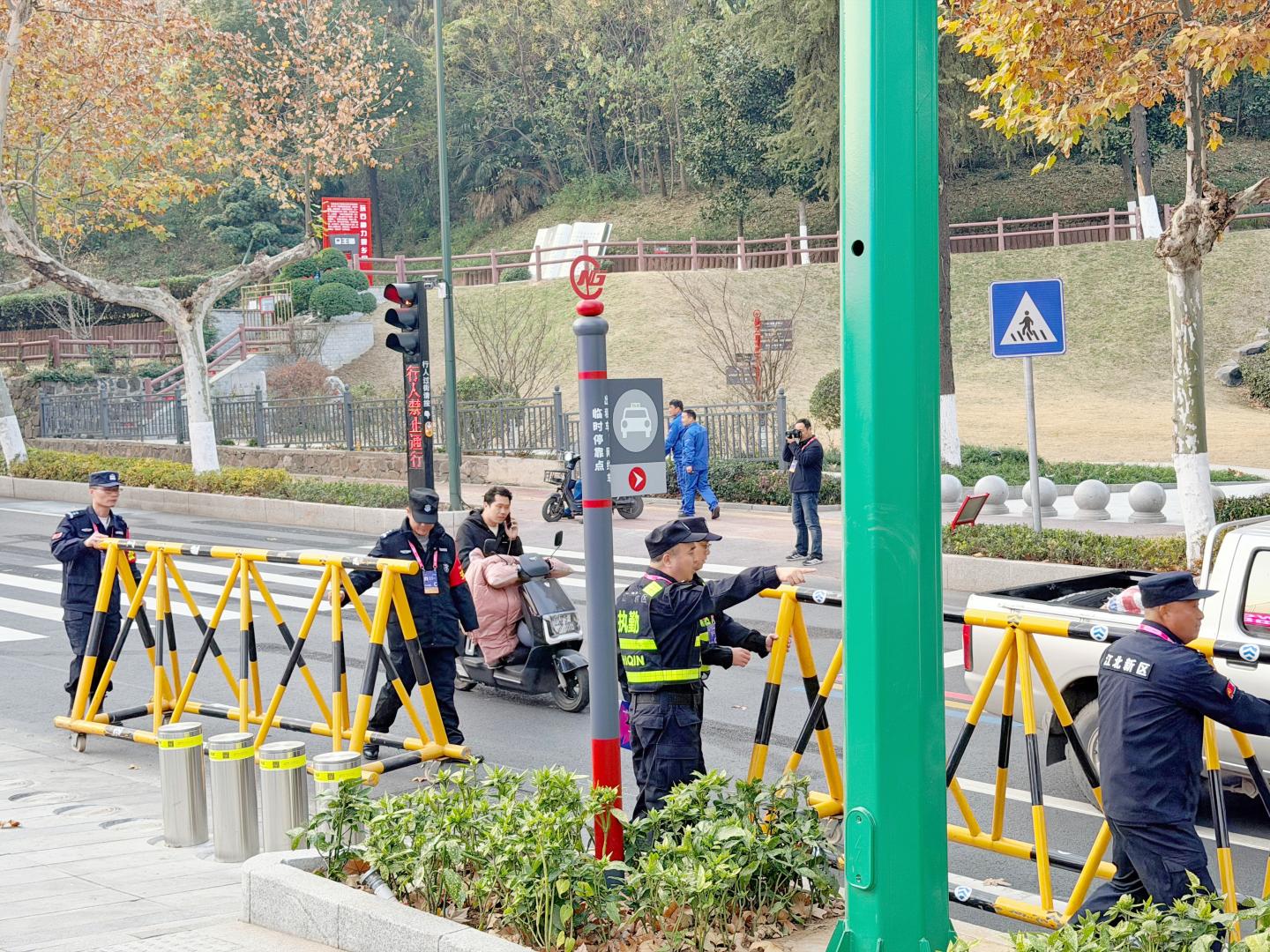 E:/25.12.10后 上傳網(wǎng)站留存/“保安衛(wèi)士”護(hù)航，熱血燃賽場！——南京市保安服務(wù)有限公司大廠分公司保障WCBA女籃聯(lián)賽激情開燃/照片/微信圖片_20251210163658_265_1.jpg微信圖片_20251210163658_265_1